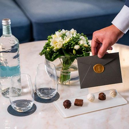 Jareed Hotel Riyadh Exteriör bild A butler delivers a letter