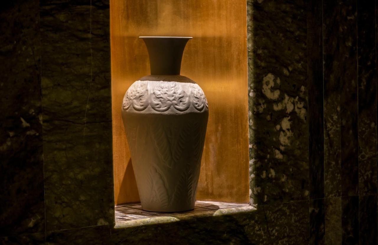 Jareed Hotel Riyadh Exteriör bild A vase in the window of a house in the village of Gali