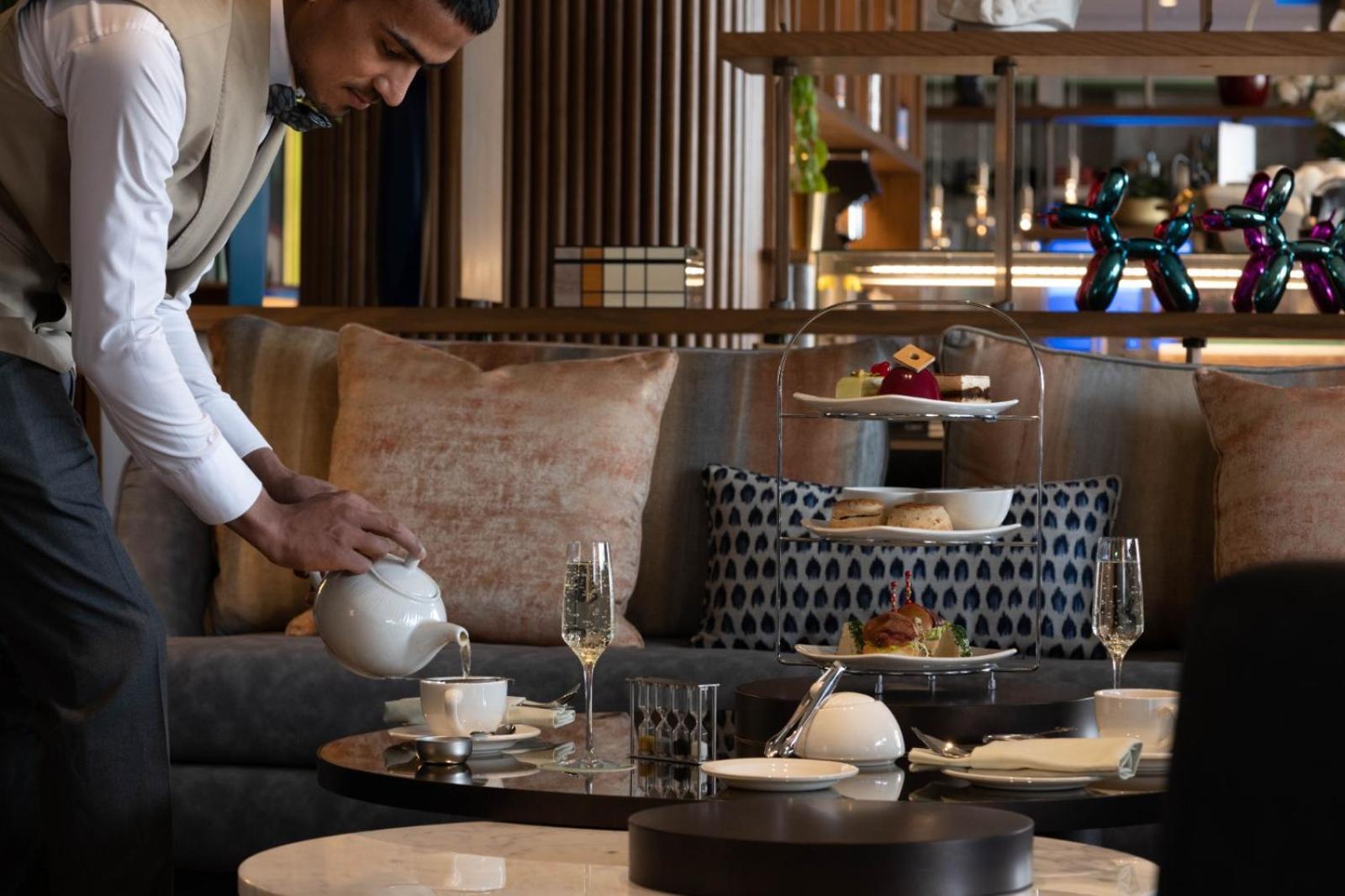 Jareed Hotel Riyadh Exteriör bild A butler at work