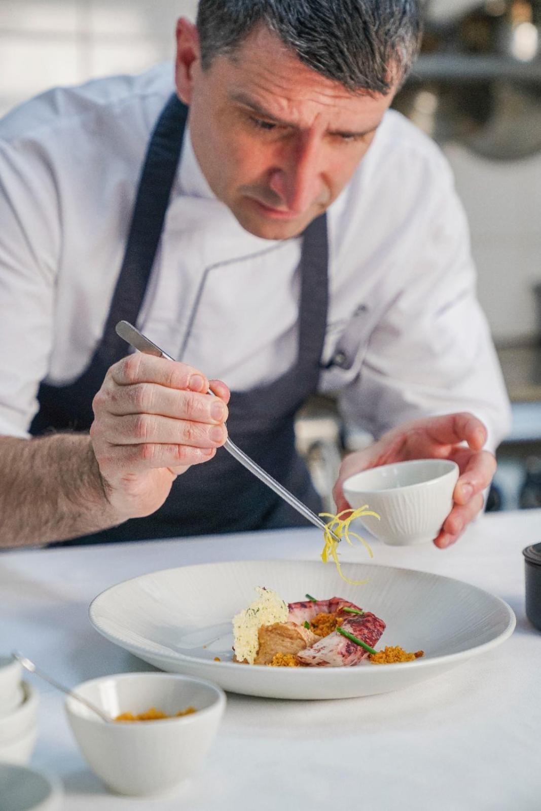 Jareed Hotel Riyadh Exteriör bild A chef using a vegetable peeler